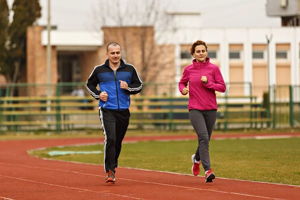 Pareja maratón corriendo para el ejercicio y el entrenamiento de fitness —  Fotos de Stock