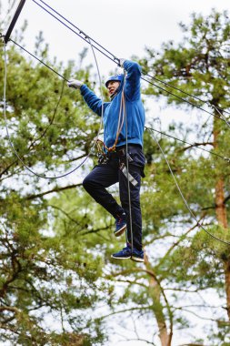 Adam bir macera Parkı içinde zor bir ders üzerinde