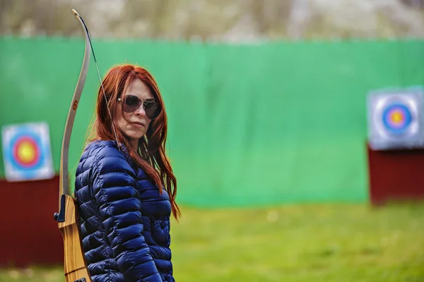 Woman archer shooting with his bow at an outdoor archery range — Stock Photo, Image