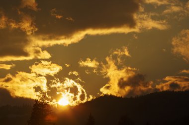 Romanya'da dağlarda güzel gün batımı