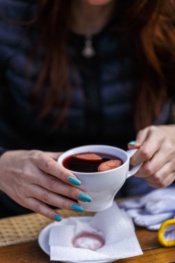 bir kadeh kırmızı şarap bir kadın elinde tuttu