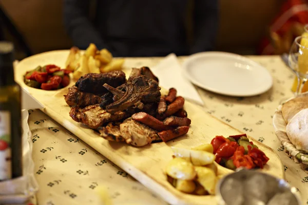 Grilled meat platter with fries and vegetables — Stock Photo, Image