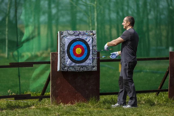 Homme préparant un arc et flèche champ de tir en eux — Photo