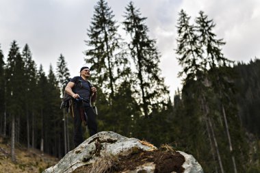 Bir ormanda çalışan profesyonel doğa fotoğrafçısı