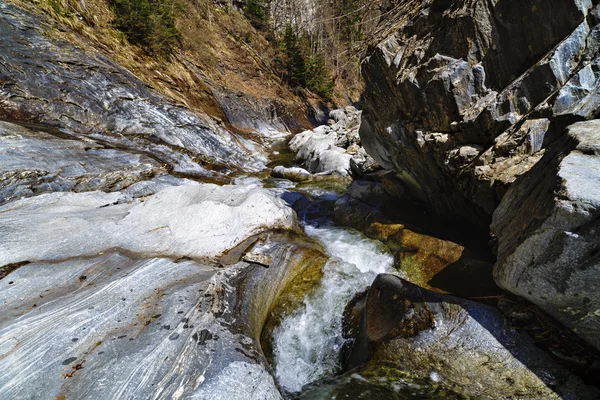 Lanskap dengan sungai Latoritei di pegunungan Carpathian Rumania — Stok Foto