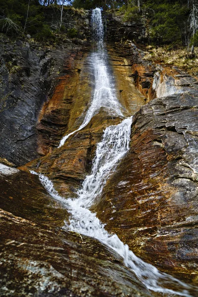 Paysage avec une cascade sur des rochers colorés — Photo