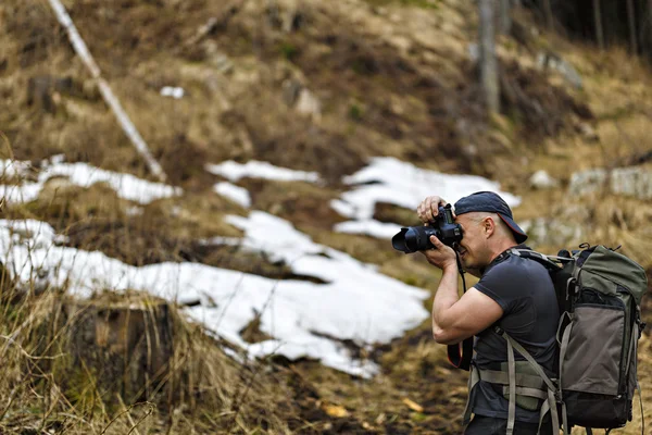 Fotógrafo profesional de naturaleza trabajando en un bosque — Foto de Stock