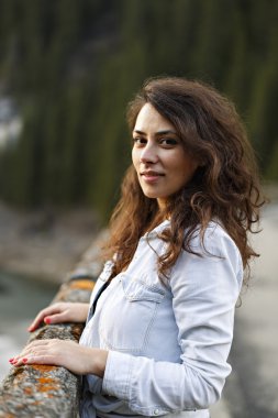 Güzel bir İspanyol kadın bir çam ormanı açık closeup