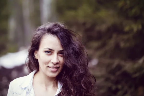 Closeup of a beautiful hispanic woman outdoor near a pine forest — Stock Photo, Image