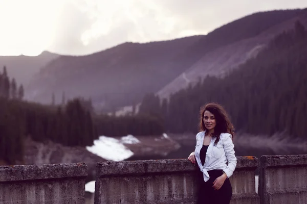 Closeup of a beautiful hispanic woman outdoor near a pine forest — Stock Photo, Image