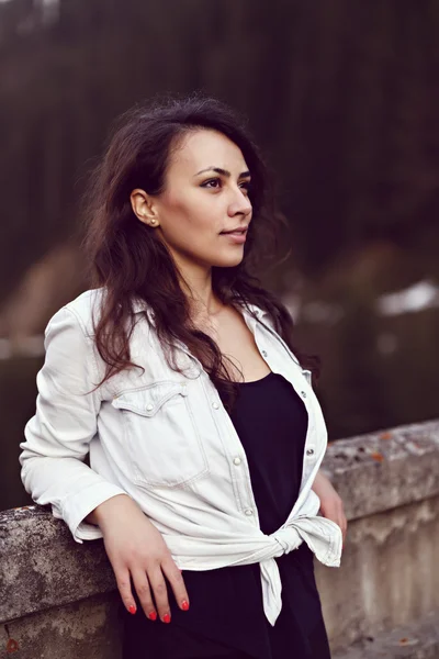 Closeup of a beautiful hispanic woman outdoor near a pine forest — Stock Photo, Image