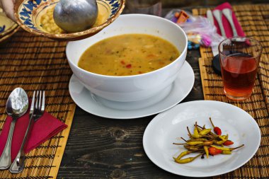 Peçeteye ahşap t taze dilimlenmiş ekmek kase fasulye çorbası