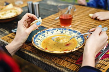 Peçeteye ahşap t taze dilimlenmiş ekmek kase fasulye çorbası