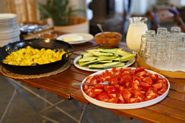 Kahvaltı için farklı yemekler ile tablo