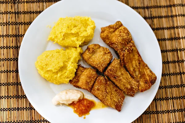 Fried fish with polenta and garlic sauce — Stock Photo, Image