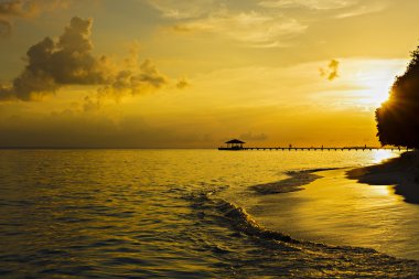 Sahilde güzel tropik gün batımı
