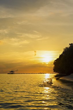 Sahilde güzel tropik gün batımı