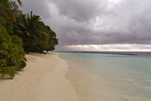 Bella spiaggia dell'isola con sputo di sabbia alle Maldive — Foto Stock