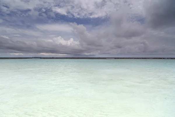 Bella spiaggia dell'isola con sputo di sabbia alle Maldive — Foto Stock