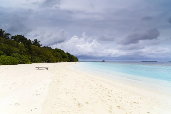 Hermosa playa de la isla con arena en Maldivas —  Fotos de Stock