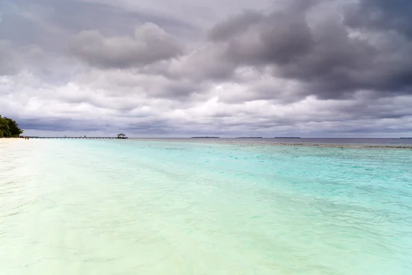 Prachtige eiland strand met sandspit op de Malediven — Stockfoto