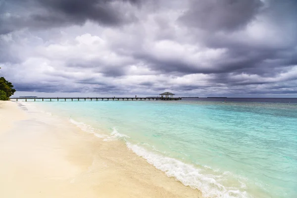 Bella spiaggia dell'isola con sputo di sabbia alle Maldive — Foto Stock