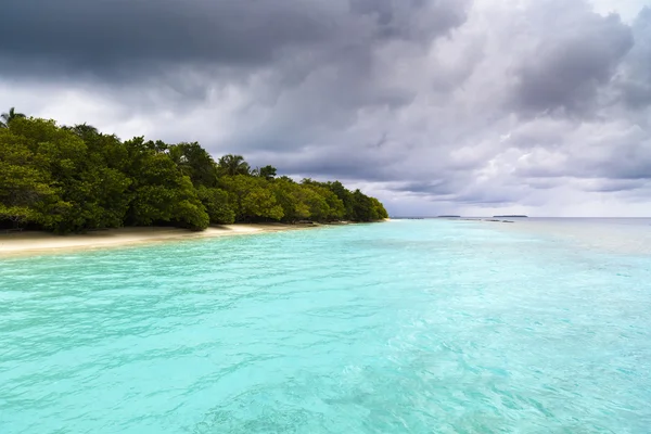 Красивий острів пляж з sandspit на Мальдівах — стокове фото