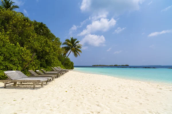 Hermosa playa de la isla con arena en Maldivas —  Fotos de Stock