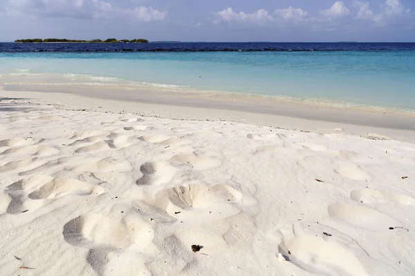 Krásný ostrov pláž s sandspit na Maledivy — Stock fotografie