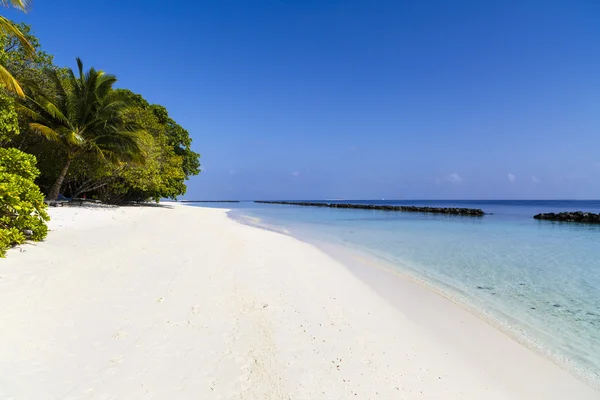 Prachtige eiland strand met sandspit op de Malediven — Stockfoto