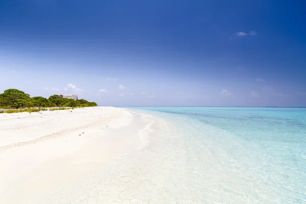 Krásný ostrov pláž s sandspit na Maledivy — Stock fotografie