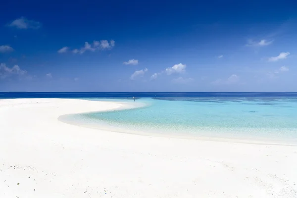 Belle plage de l'île avec une flèche de sable aux Maldives — Photo