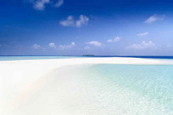 Bella spiaggia dell'isola con sputo di sabbia alle Maldive — Foto Stock