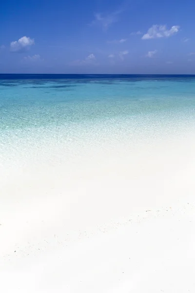 Hermosa playa de la isla con arena en Maldivas —  Fotos de Stock