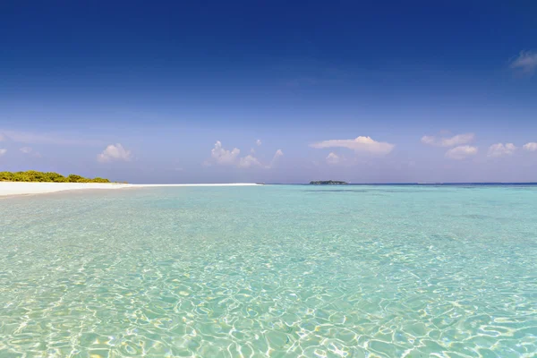 Belle plage de l'île avec une flèche de sable aux Maldives — Photo