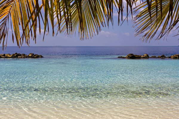 Belle plage de l'île avec une flèche de sable aux Maldives — Photo