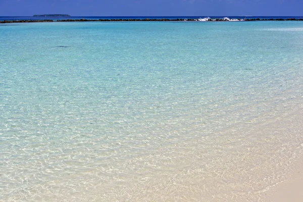 Hermosa playa de la isla con arena en Maldivas — Foto de Stock