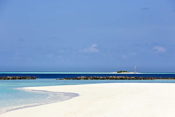 Hermosa playa de la isla con arena en Maldivas — Foto de Stock