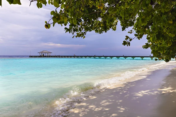 Bella spiaggia dell'isola con sputo di sabbia alle Maldive — Foto Stock