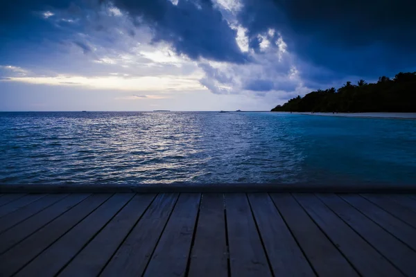 Vista notturna su una spiaggia tropicale alle Maldive — Foto Stock