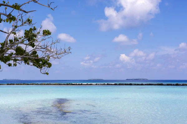 Paisaje con una playa tropical en las Maldivas —  Fotos de Stock