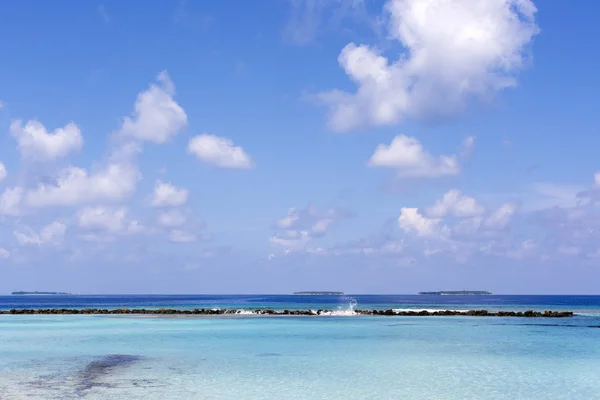 Paisaje con una playa tropical en las Maldivas — Foto de Stock
