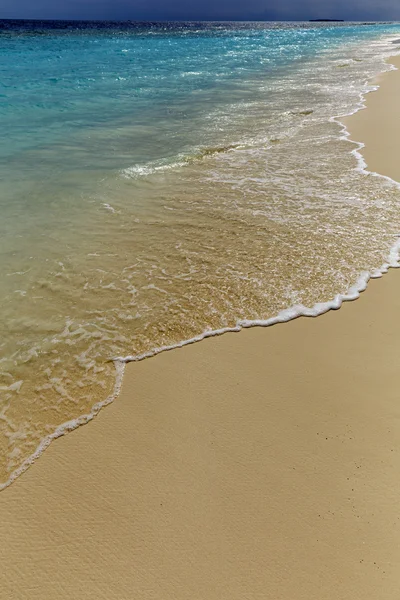 Paisagem com uma praia tropical nas Maldivas — Fotografia de Stock