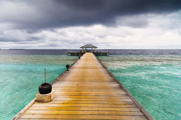 Molo di legno sopra il bellissimo oceano Maldiviano con cielo blu — Foto Stock