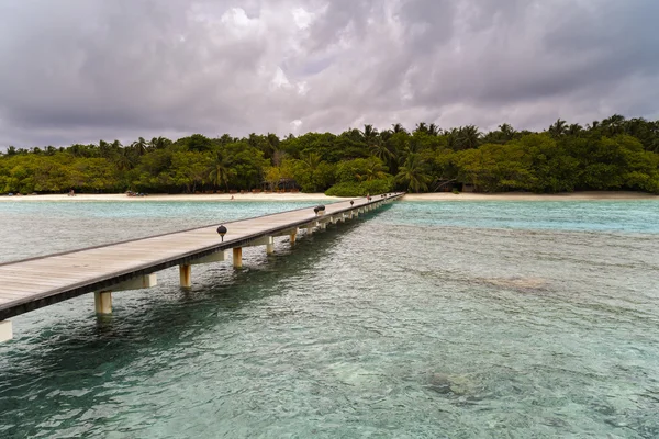 İskele için küçük bir tropik ada turkuaz Hint Okyanusu, Maldivler, yolu için bir seyahat hedef — Stok fotoğraf