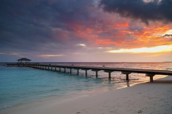 インド洋に浮かぶ桟橋夕日の素晴れらしい鮮やかです. — ストック写真