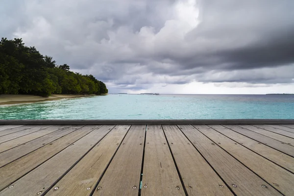 Molo per una piccola isola tropicale nell'oceano indiano turchese, maldive, strada per una destinazione di viaggio — Foto Stock