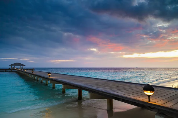 Genial lebendiger Sonnenuntergang über dem Steg im Indischen Ozean. — Stockfoto