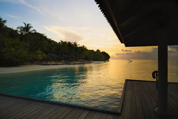 Prachtige zonsondergang in luxeresort in de tropen — Stockfoto