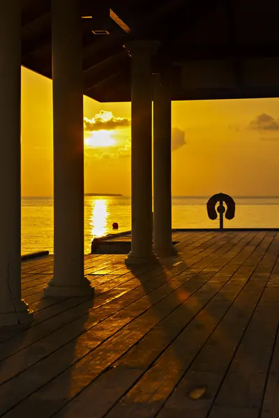 Красивый закат в роскошном курорте в тропиках — стоковое фото